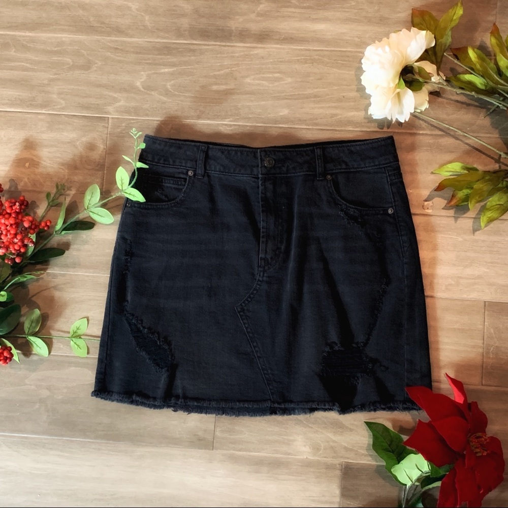 ✨HP✨Distressed Jean mini skirt 🥰😍